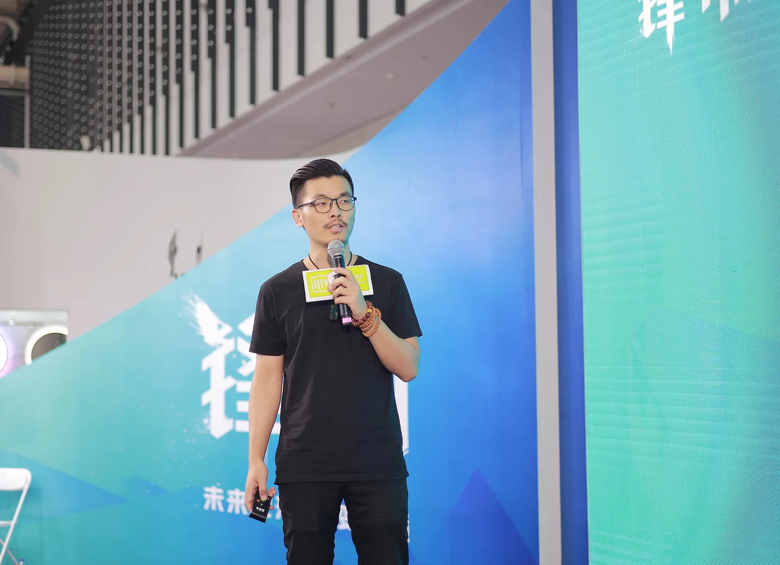 设计交流中的舞台分享现场